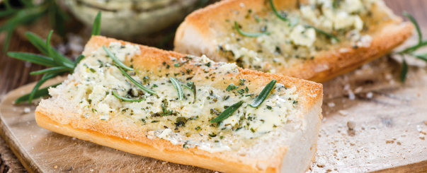 tranches de baguettes de pain grillées tartinées de beurres et fines herbes